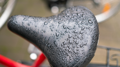 ¿Cómo equiparse para andar en bicicleta bajo la lluvia?