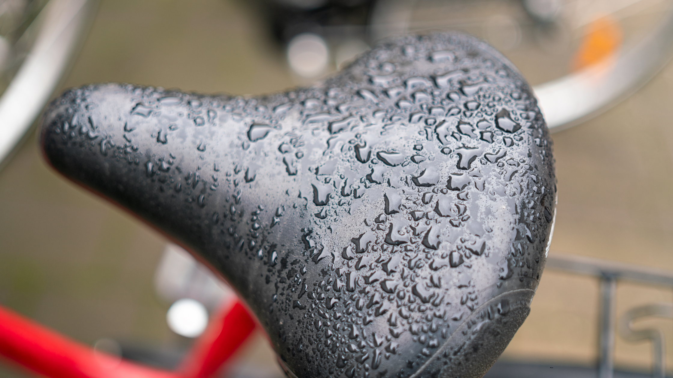 ¿Cómo equiparse para andar en bicicleta bajo la lluvia?